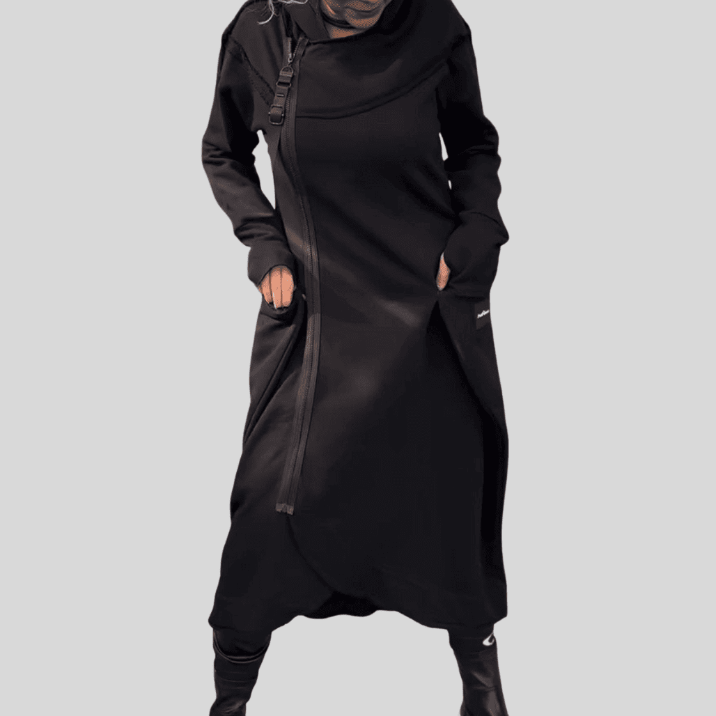 Klara | Sukienka z kapturem z długimi rękawami i asymetrycznym dołem