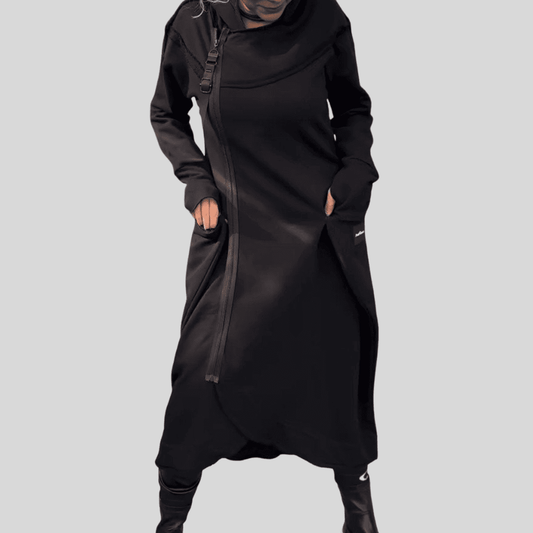 Klara | Sukienka z kapturem z długimi rękawami i asymetrycznym dołem